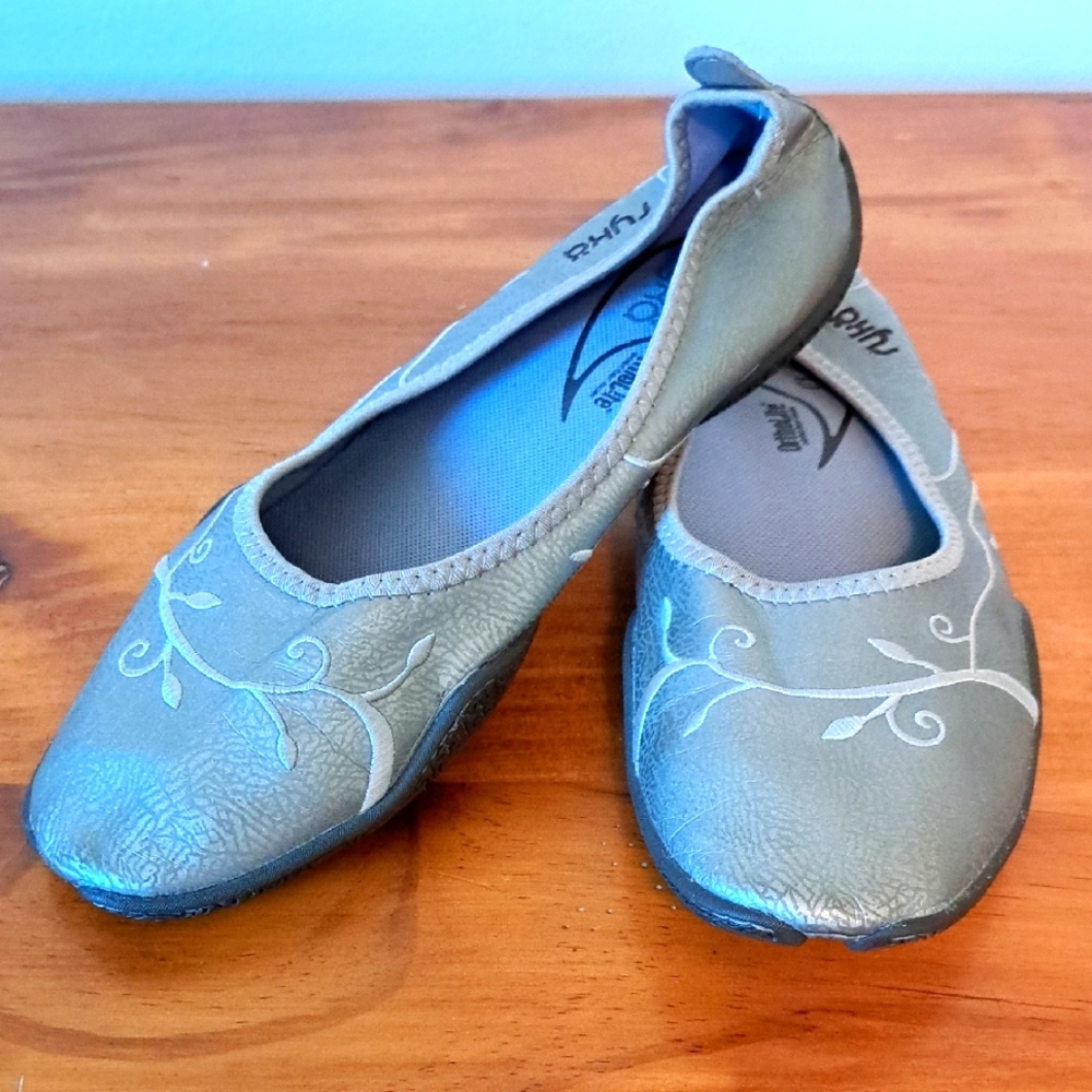 Silver Slip On Shoes Size 8 1/2 Floral Embroidered